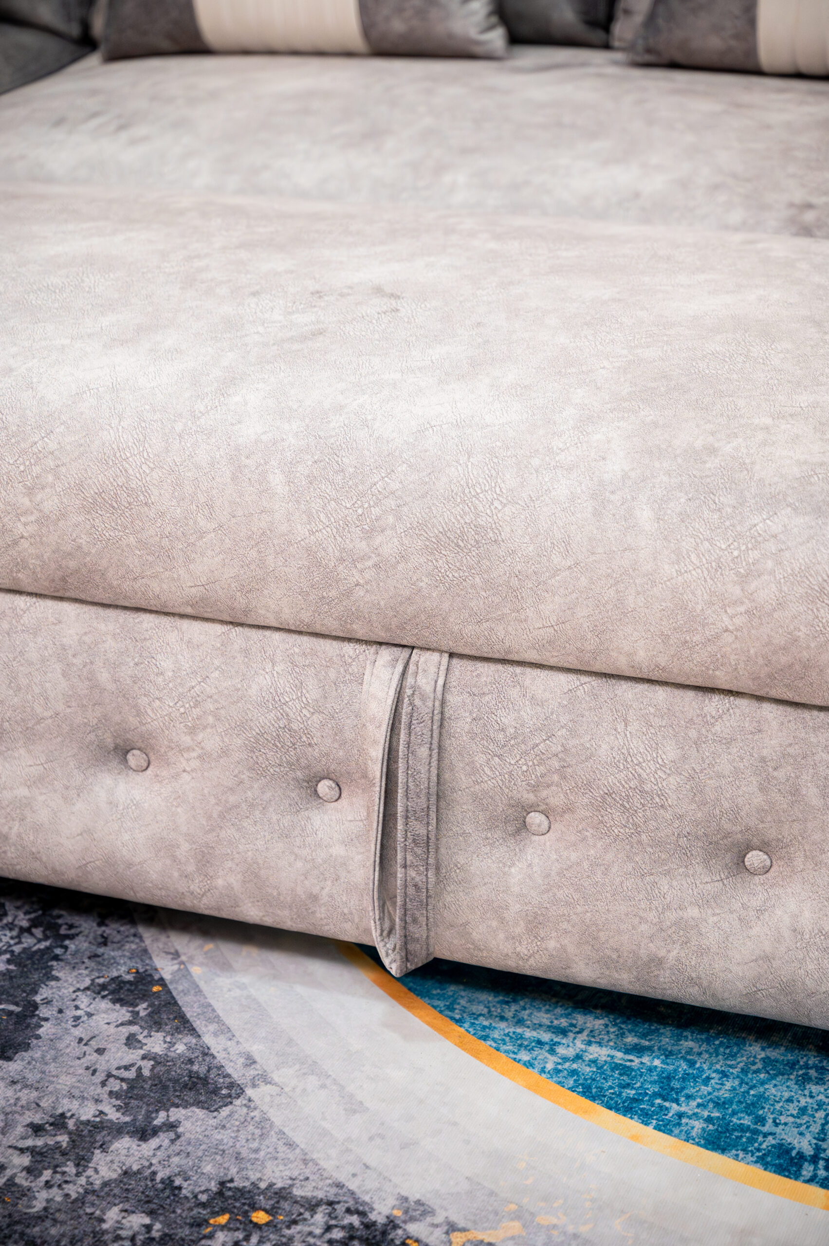 โซฟาเบด L-Shape สีเทาฟังก์ชันครบ พร้อมช่องวางแก้วและที่เก็บของ - Image 4