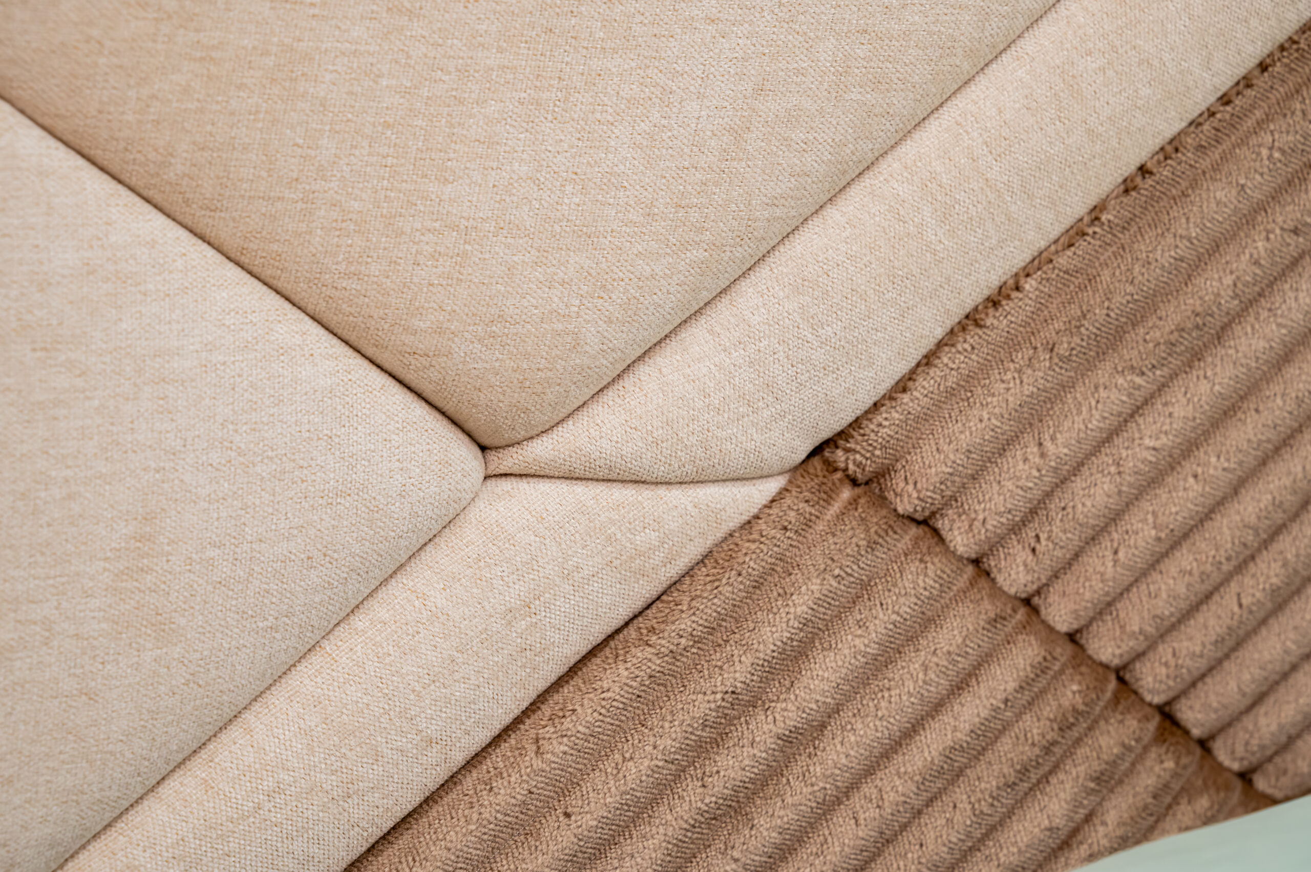 เตียงนอนบุผ้าดีไซน์ Modern Luxury ตัดขอบทอง - Image 9