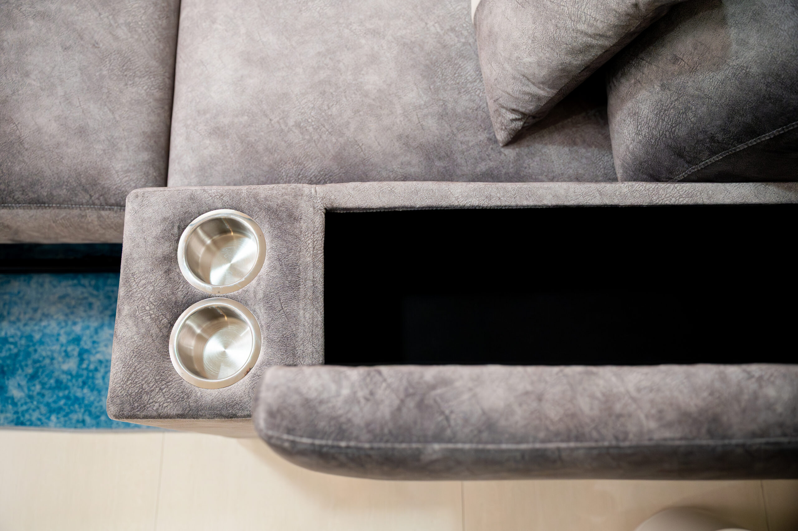 โซฟาเบด L-Shape สีเทาฟังก์ชันครบ พร้อมช่องวางแก้วและที่เก็บของ - Image 8