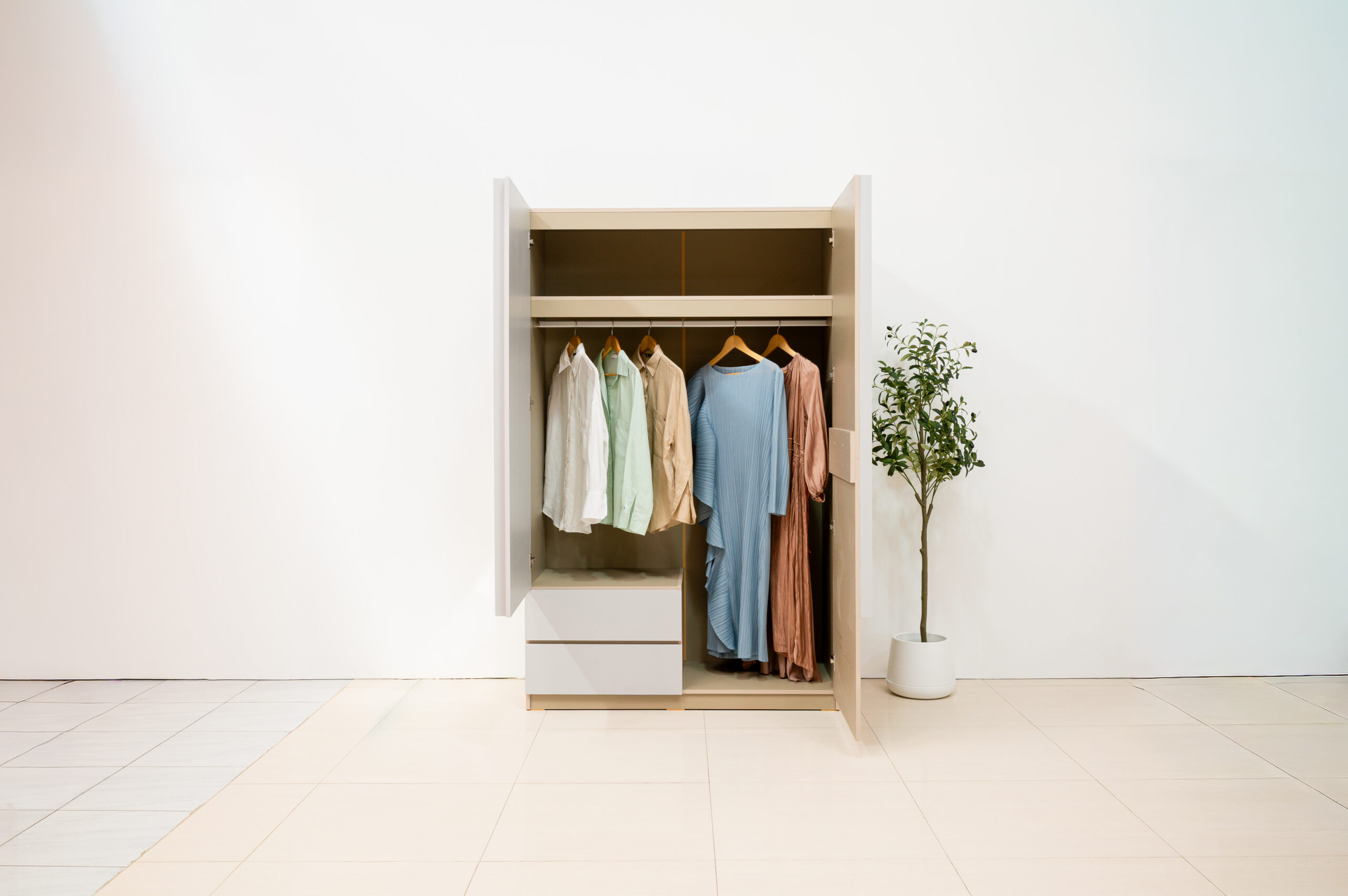 ตู้เสื้อผ้าบานเปิดดีไซน์ทูโทน ฟังก์ชันครบจบในใบเดียว - Image 5