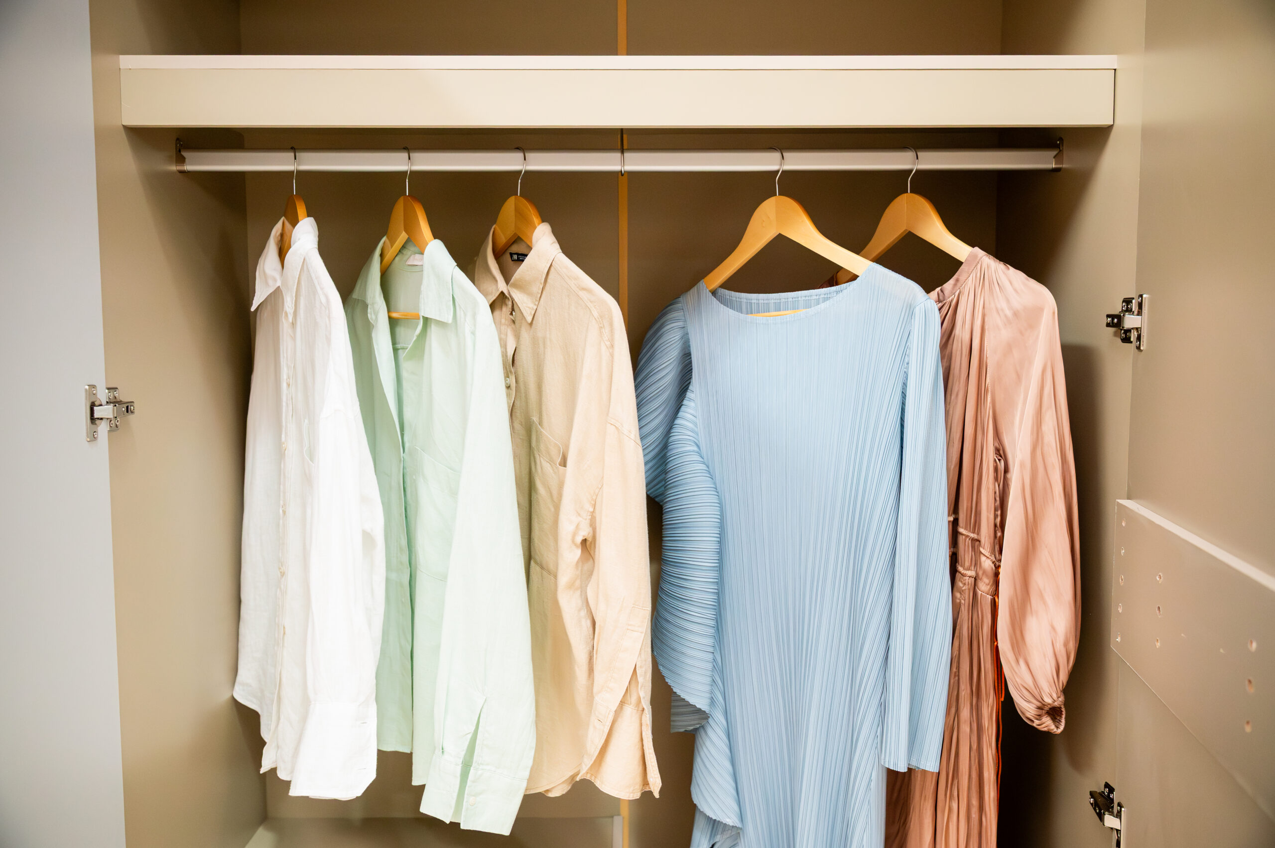 ตู้เสื้อผ้าบานเปิดดีไซน์ทูโทน ฟังก์ชันครบจบในใบเดียว - Image 4