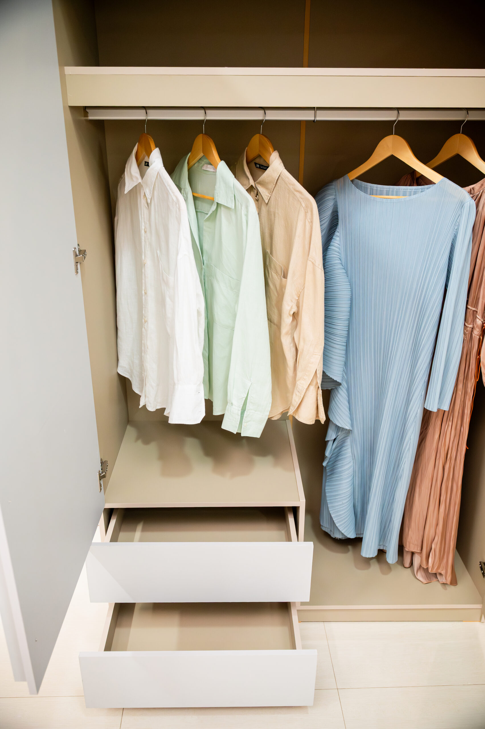 ตู้เสื้อผ้าบานเปิดดีไซน์ทูโทน ฟังก์ชันครบจบในใบเดียว - Image 3