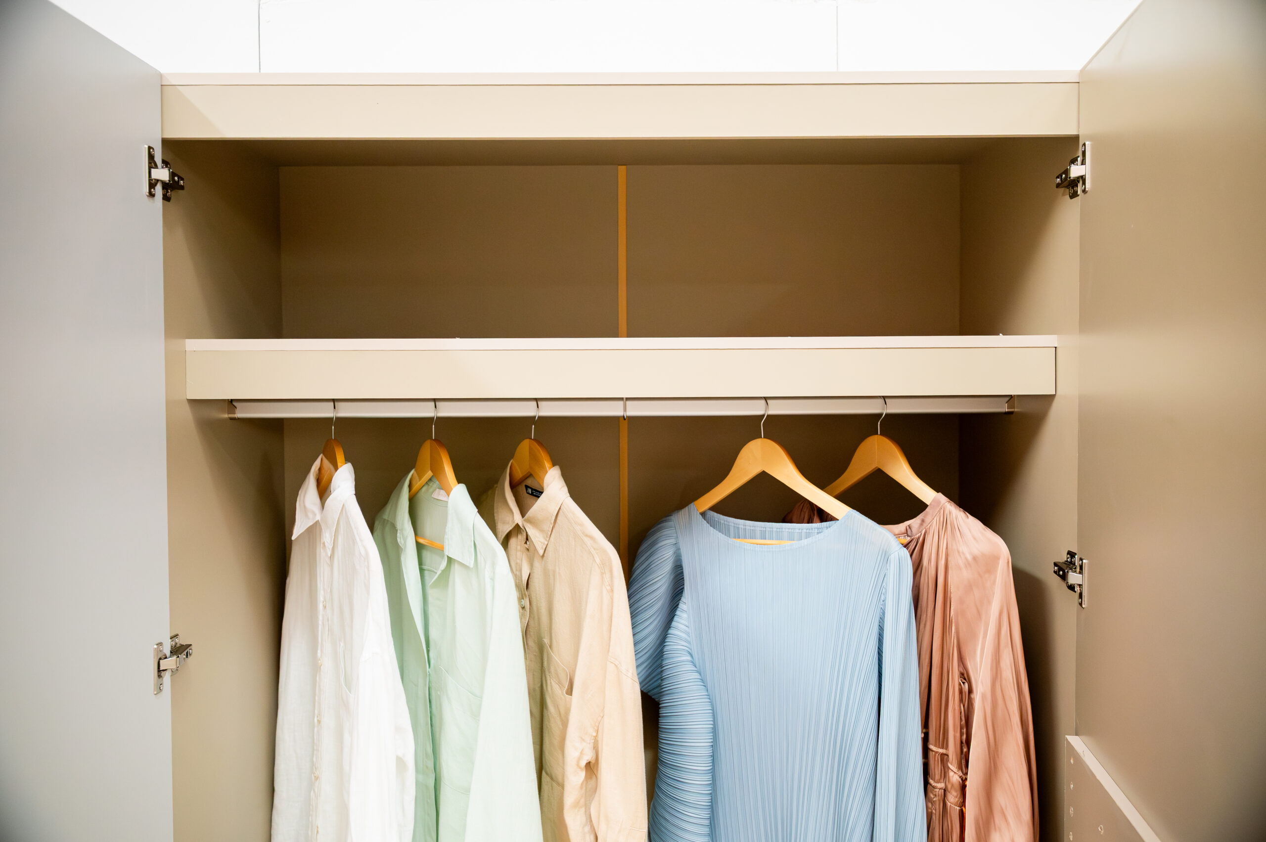ตู้เสื้อผ้าบานเปิดดีไซน์ทูโทน ฟังก์ชันครบจบในใบเดียว - Image 2