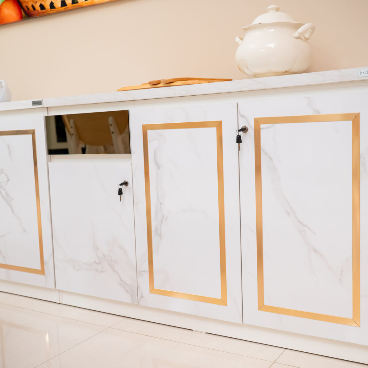 ตู้ไซด์บอร์ดลายหินอ่อนตัดขอบทอง ดีไซน์ Modern Luxury