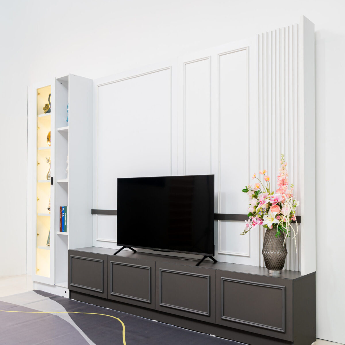 ชั้นวางทีวีพร้อมช่องวางของ