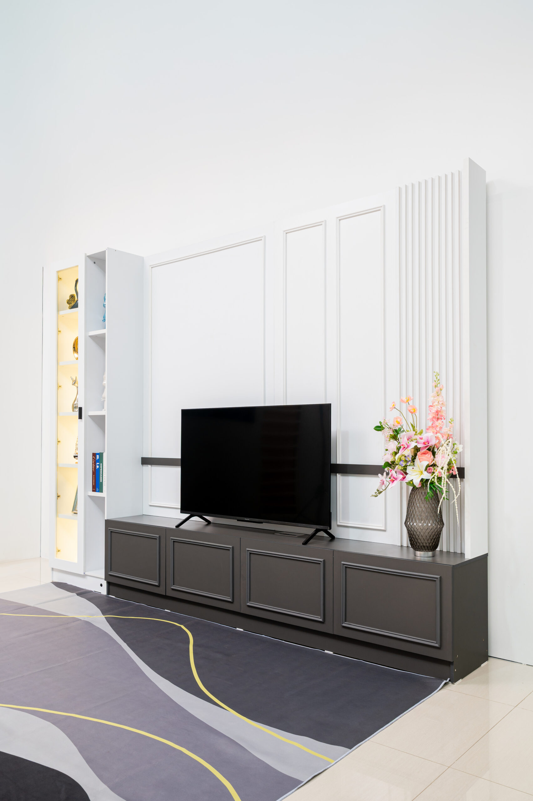 ชั้นวางทีวีพร้อมช่องวางของ