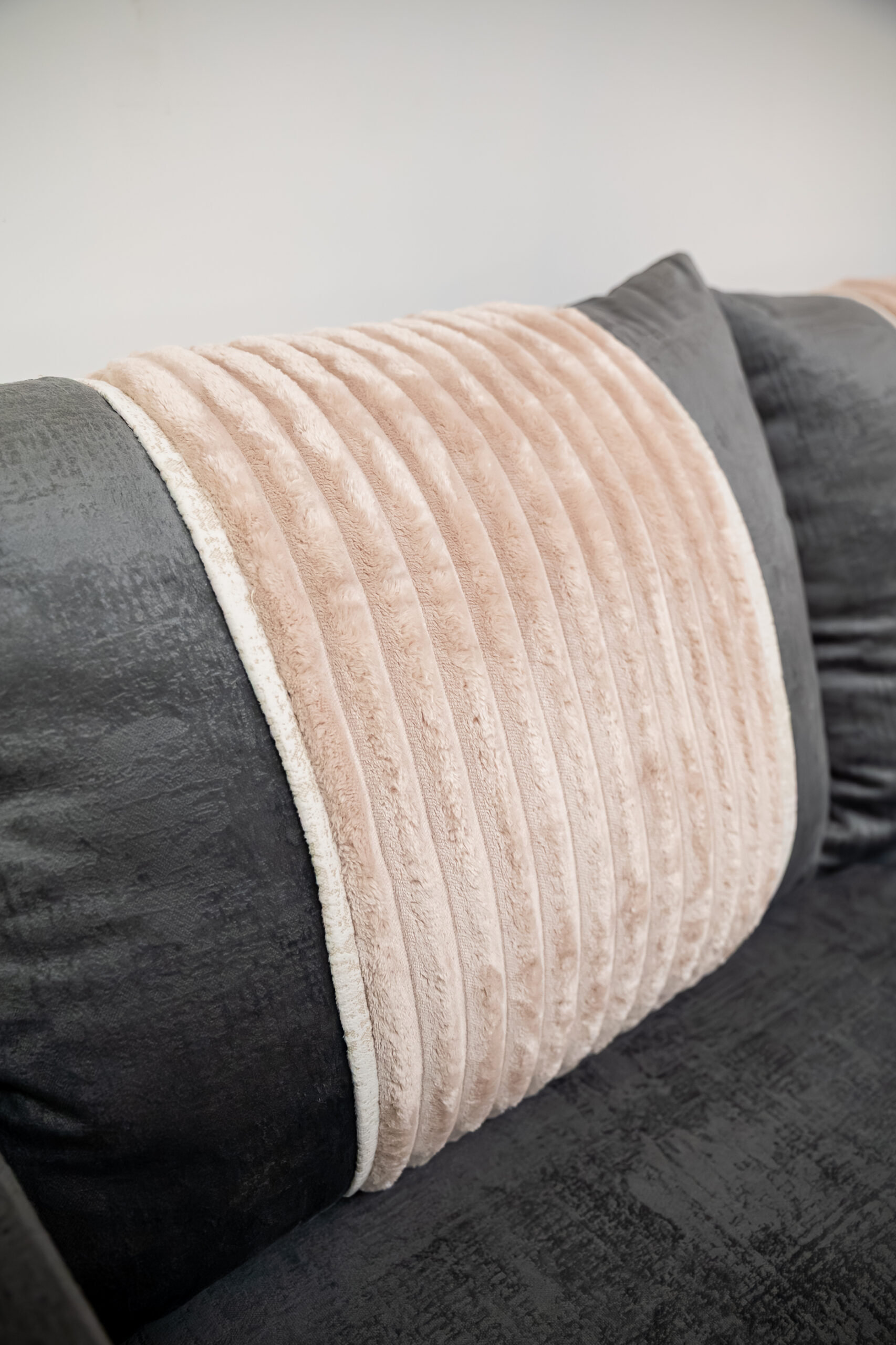 โซฟาเบด L-Shape สีเทาเข้ม ผสานเท็กซ์เจอร์ลูกฟูกสีครีม - Image 8