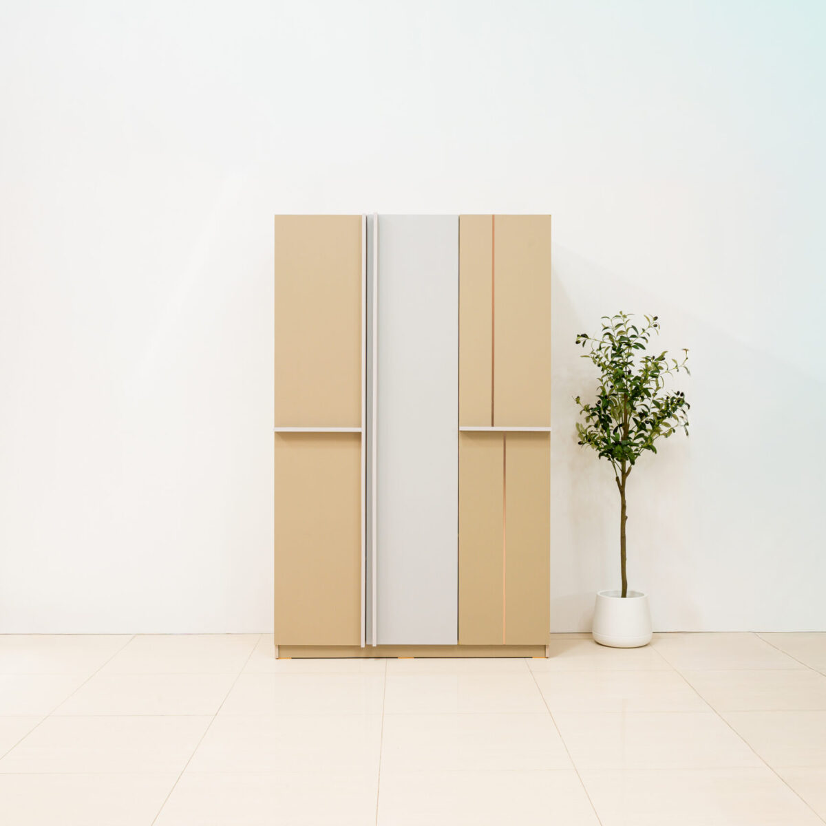 ตู้เสื้อผ้า 3 บานเปิด ดีไซน์ Geometric แต่งคิ้วสีคอปเปอร์