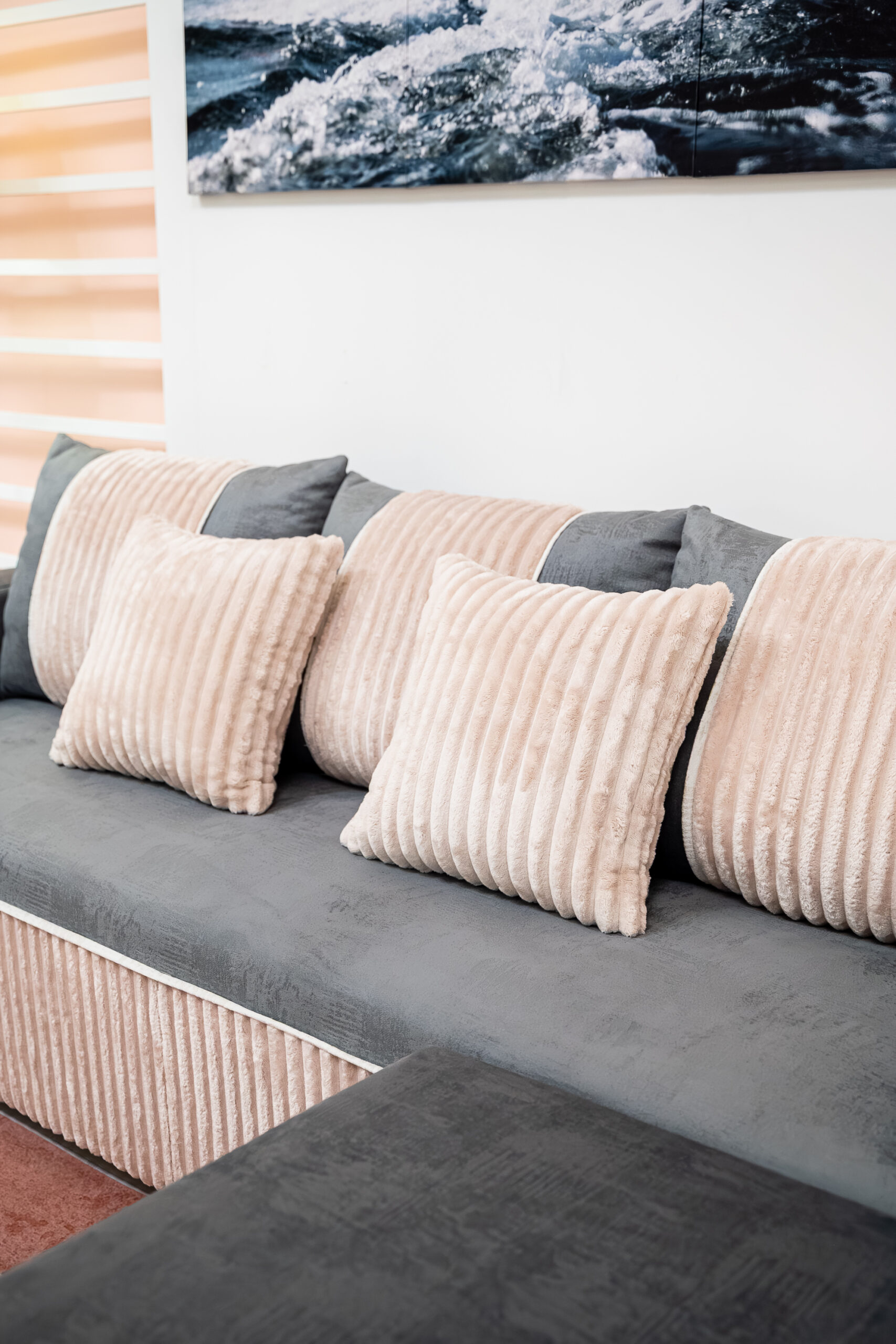 โซฟาเบด L-Shape สีเทาเข้ม ผสานเท็กซ์เจอร์ลูกฟูกสีครีม - Image 11