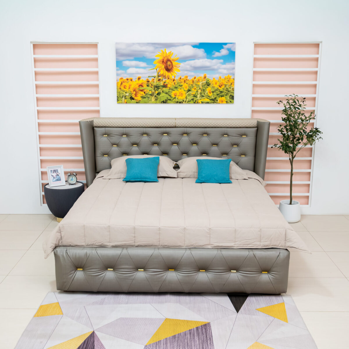 เตียงนอนบุหนังดีไซน์ Modern Glamour ประดับหมุดทอง