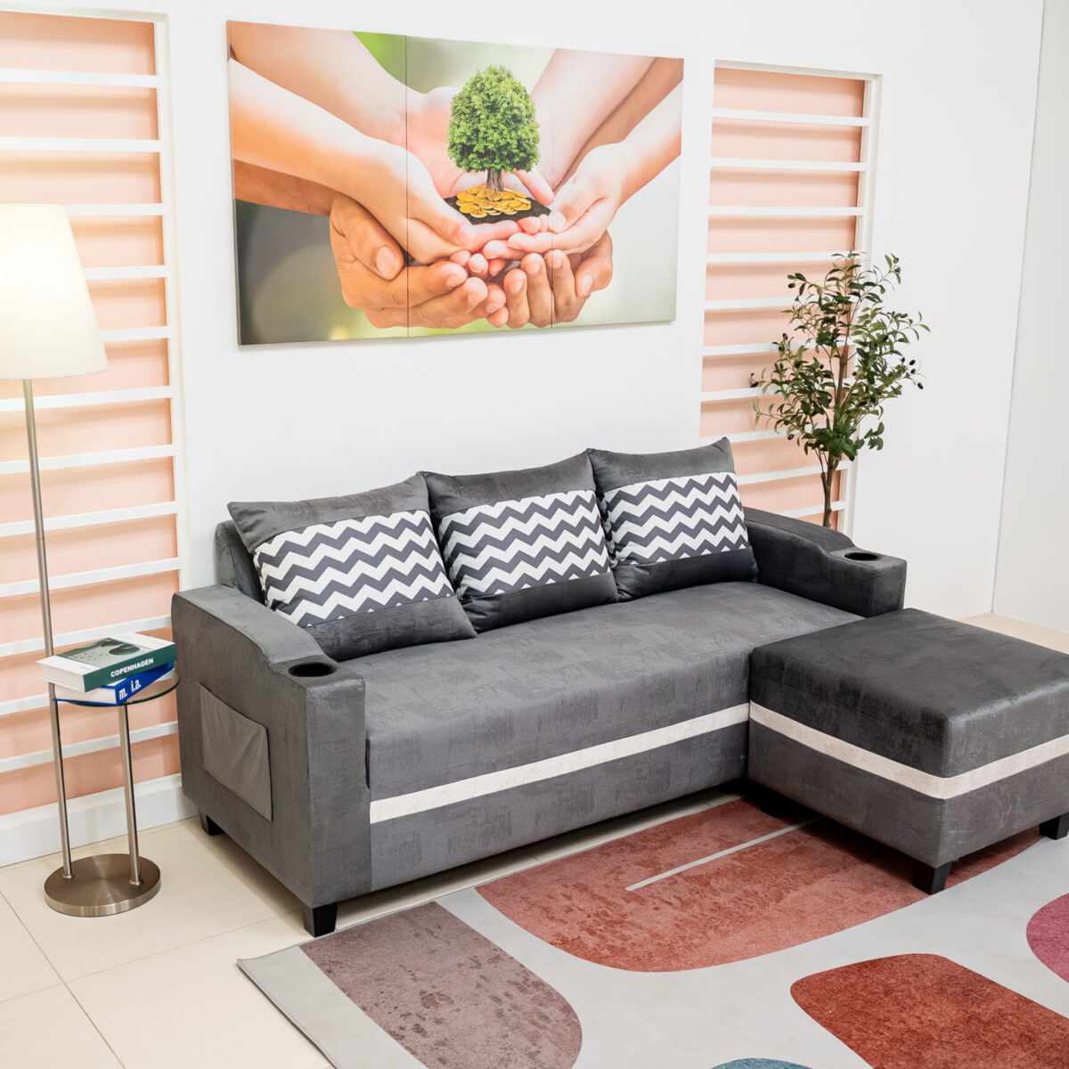 โซฟาเบด L-Shape สีเทาชาร์โคล ผสานลูกเล่นหมอนลาย Chevron