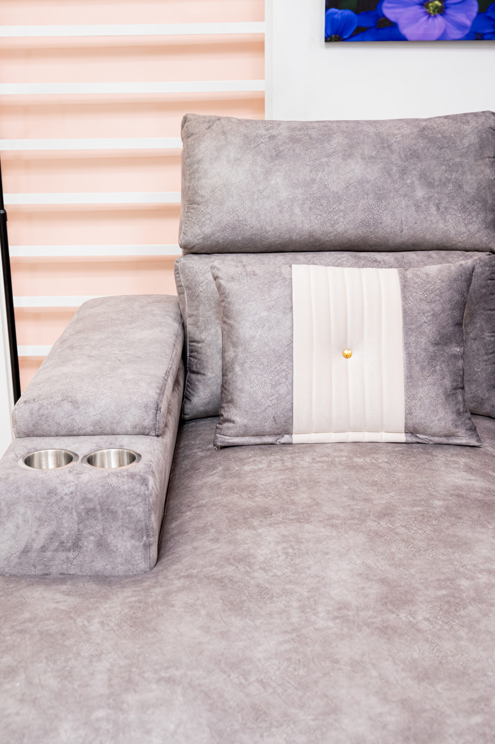 โซฟาเบด L-Shape สีเทาพรีเมียม พร้อมฟังก์ชันปรับนอนและช่องวางแก้ว - Image 4