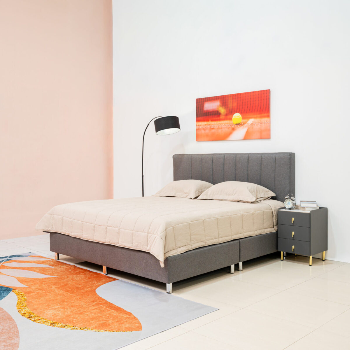 เตียงนอนหัวเบาะนุ่มและตู้ข้างเตียง