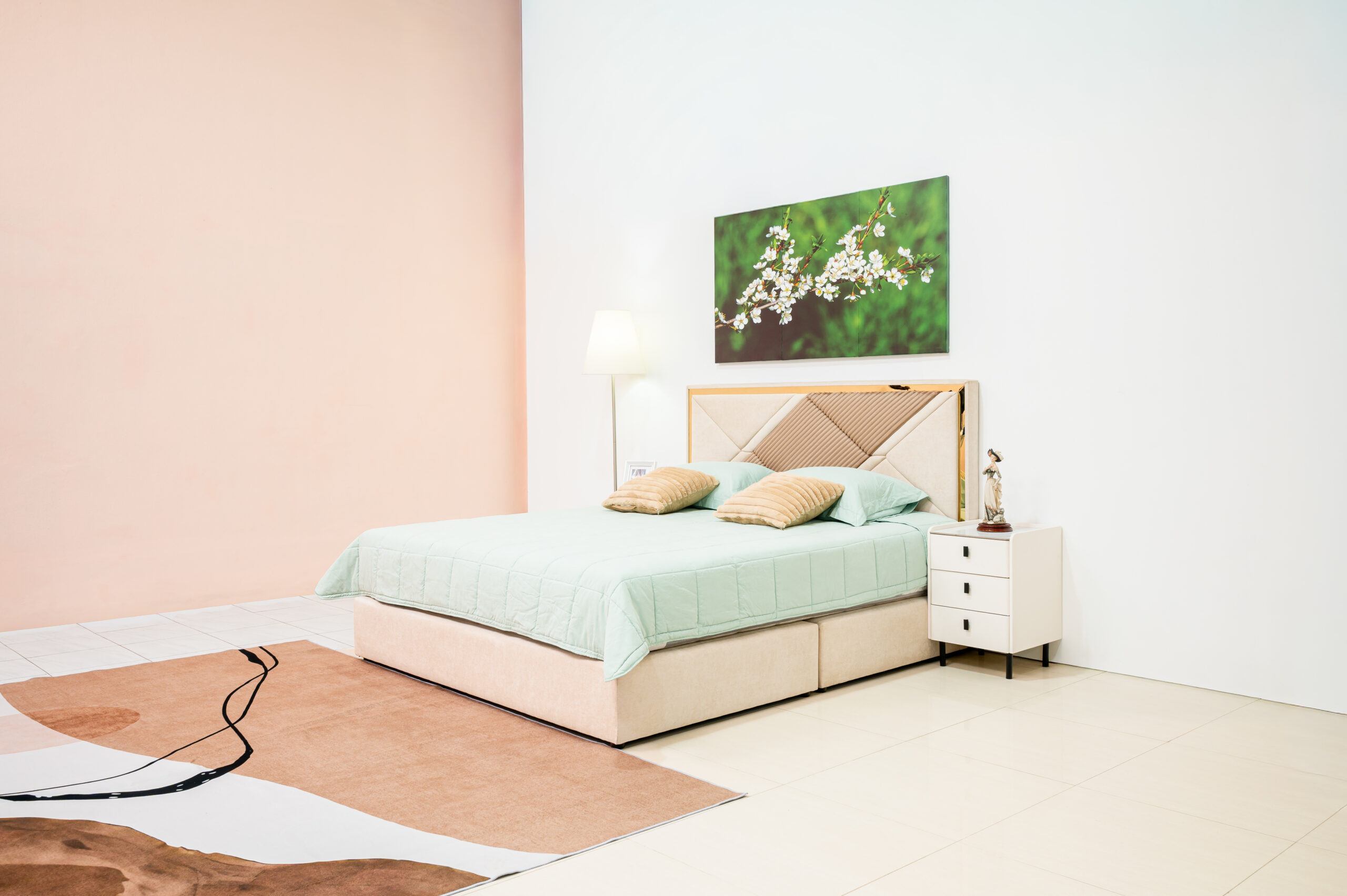 เตียงนอนบุผ้าดีไซน์ Modern Luxury ตัดขอบทอง