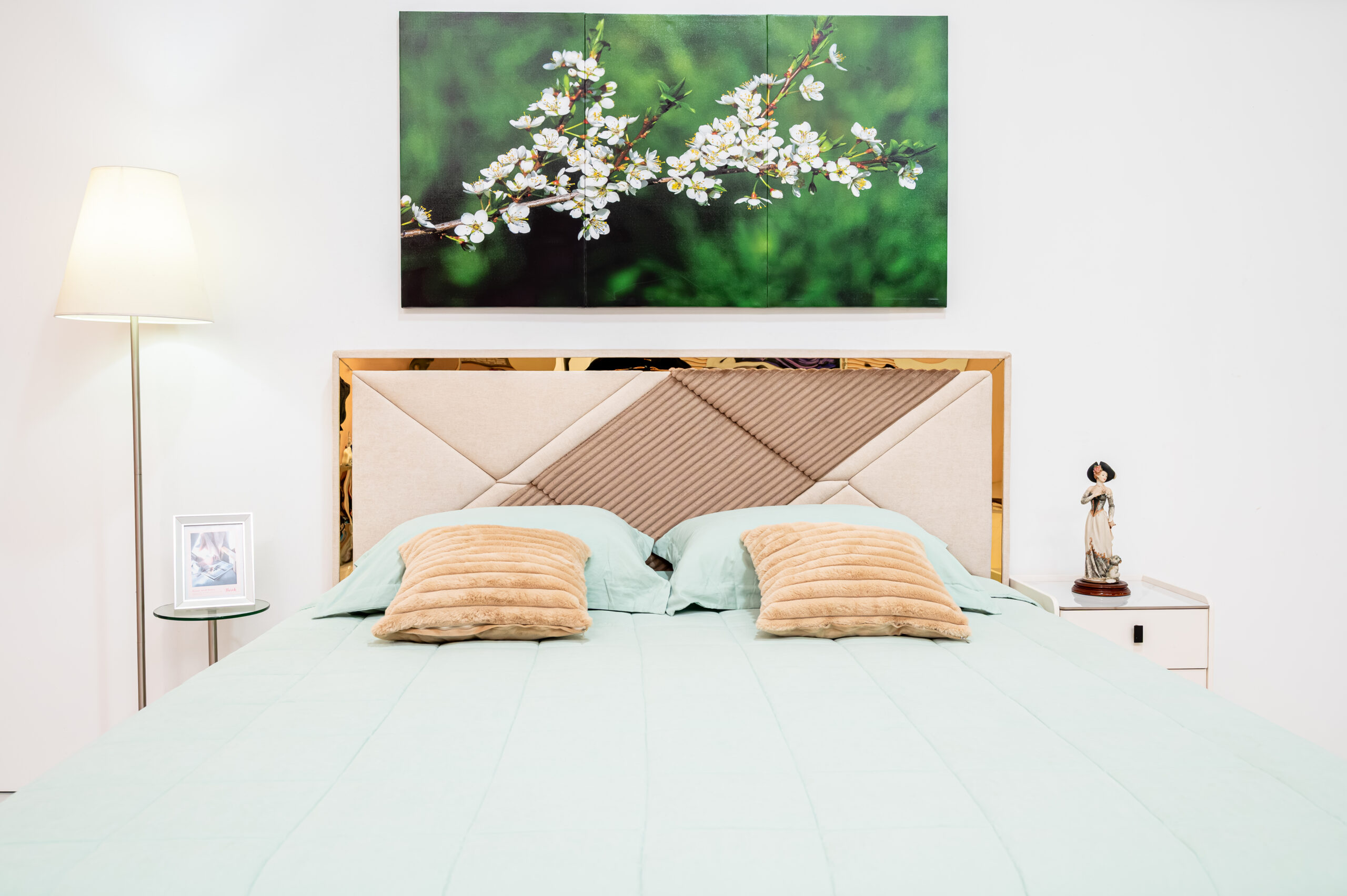 เตียงนอนบุผ้าดีไซน์ Modern Luxury ตัดขอบทอง - Image 3