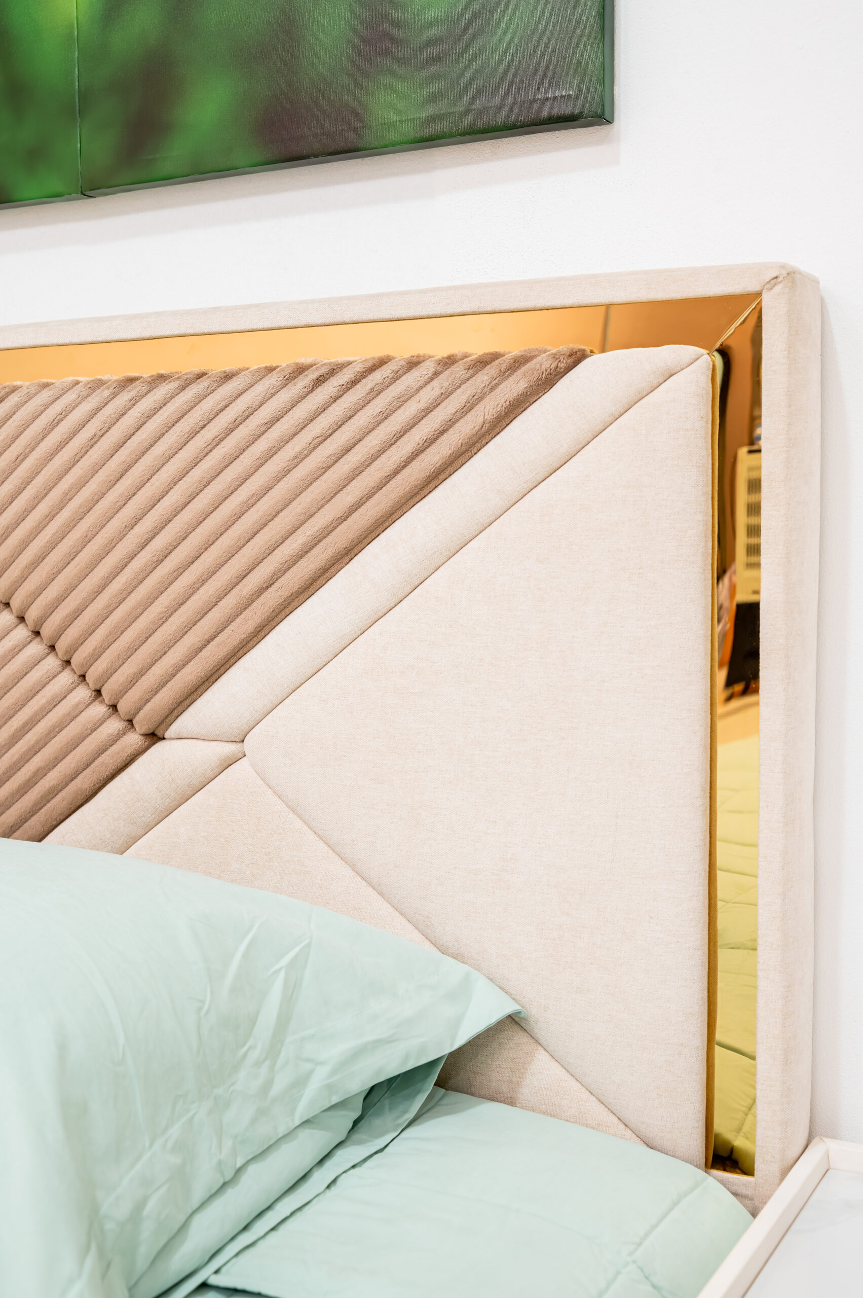 เตียงนอนบุผ้าดีไซน์ Modern Luxury ตัดขอบทอง - Image 2