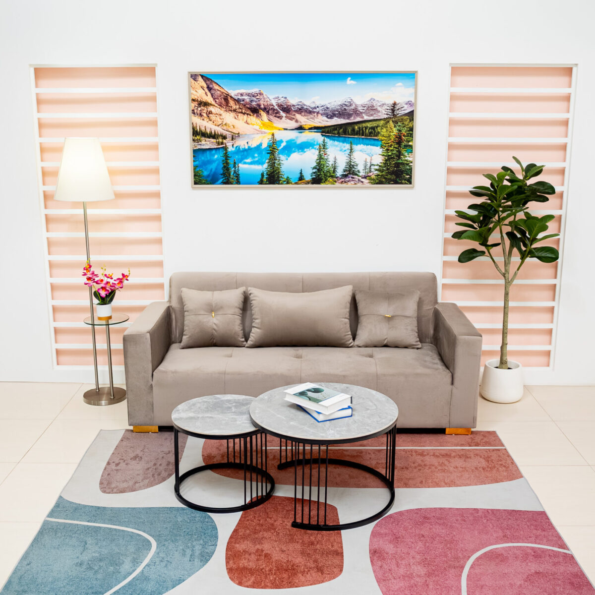 โซฟา 3 ที่นั่งหุ้มผ้ากำมะหยี่สีเทาอมน้ำตาล (Taupe) ดีไซน์ Modern Luxury