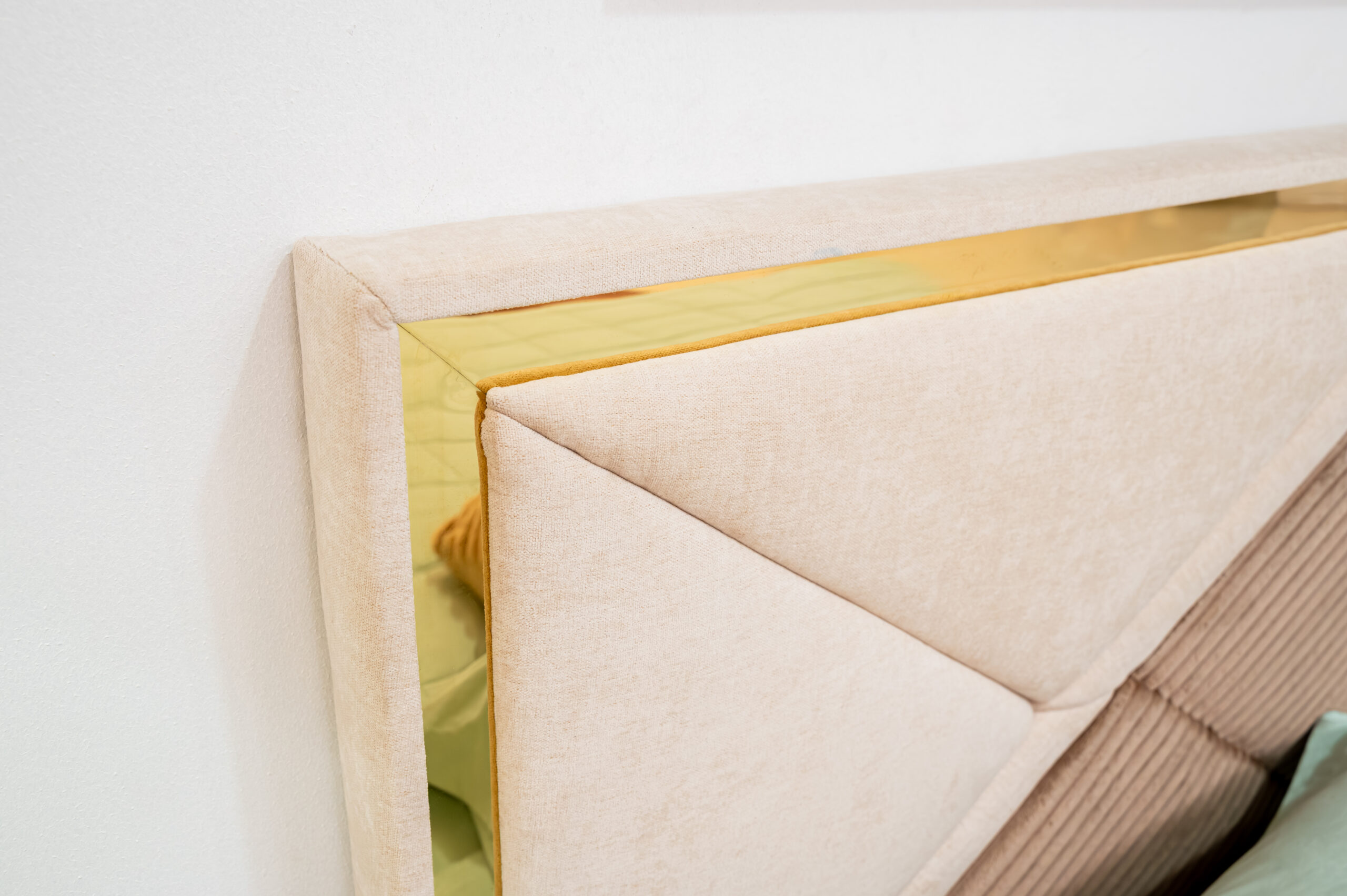 เตียงนอนบุผ้าดีไซน์ Modern Luxury ตัดขอบทอง - Image 7