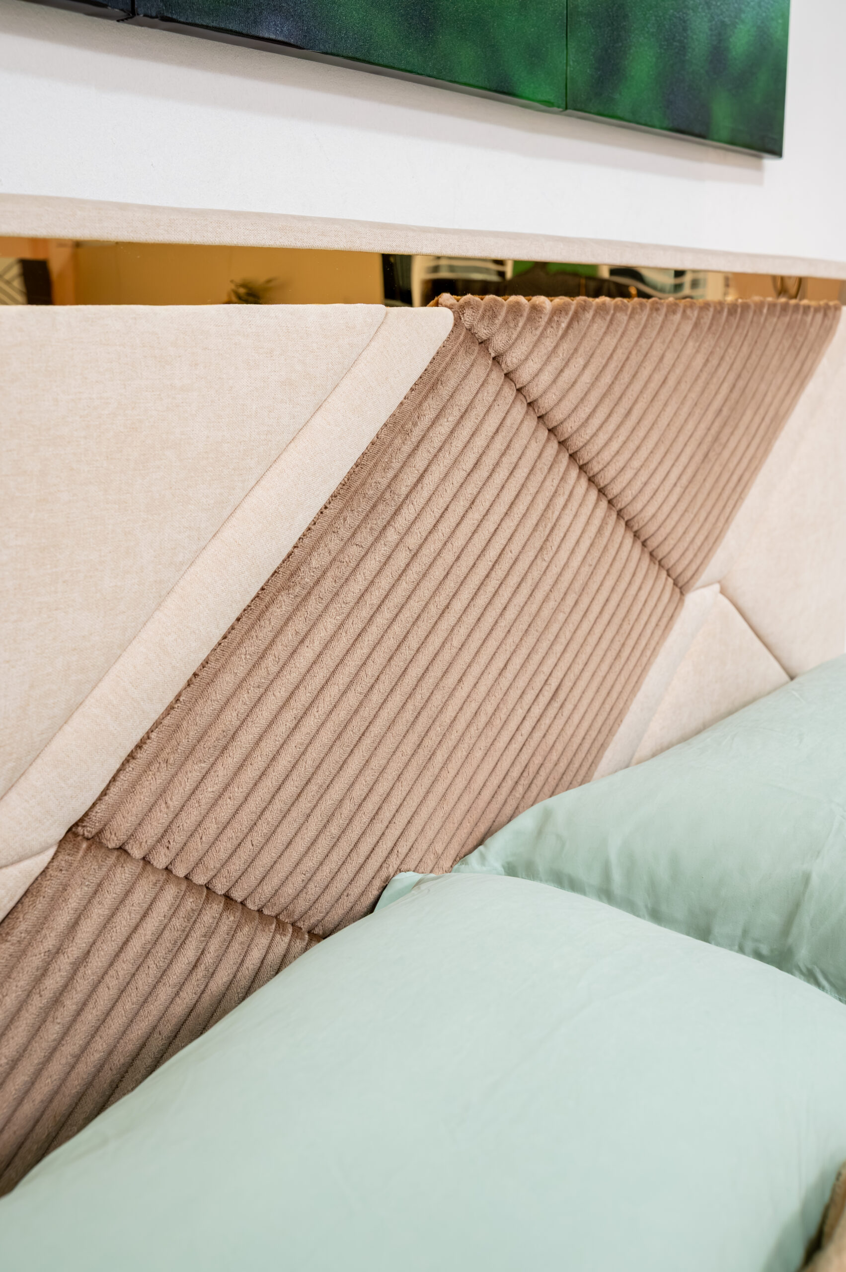 เตียงนอนบุผ้าดีไซน์ Modern Luxury ตัดขอบทอง - Image 6